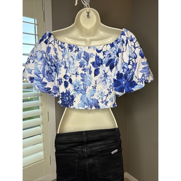 H&M crop MEDIUM top blue white floral off-shoulder smocked - Picture 2 of 6